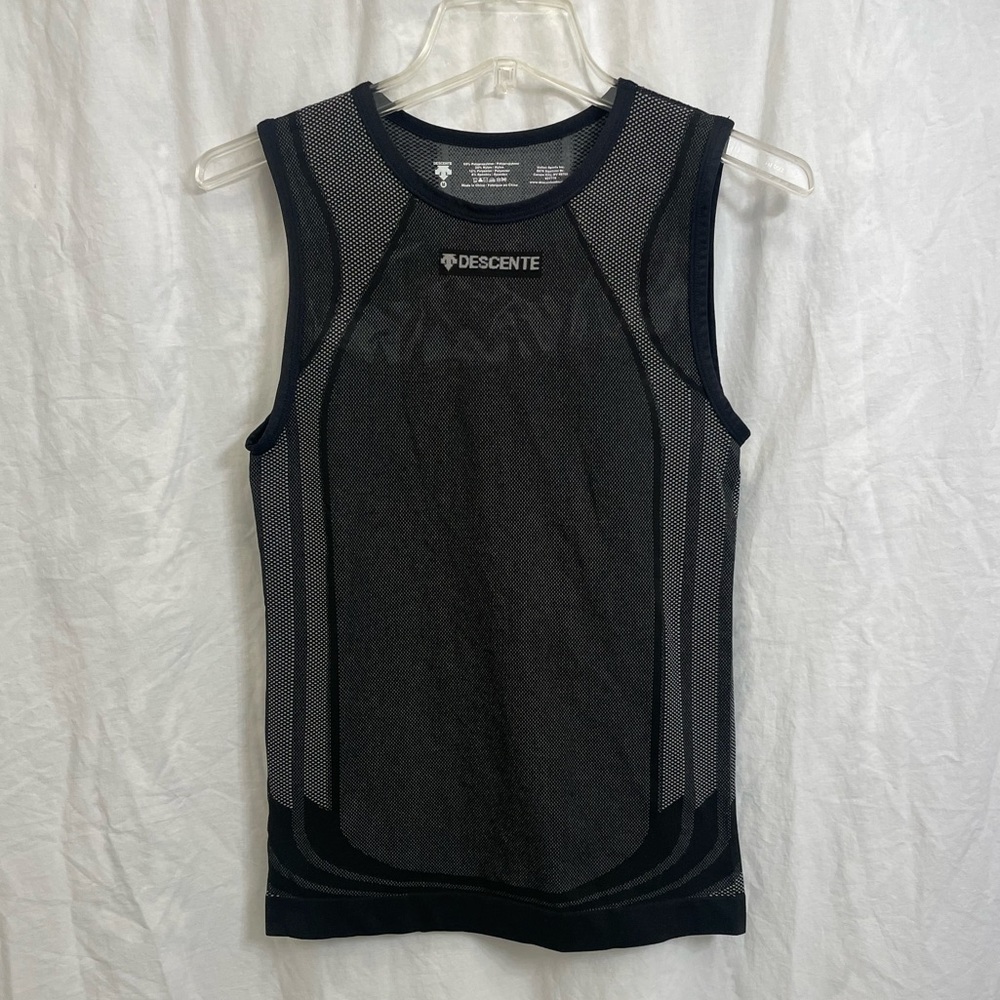 Mens DESCENTE Cycling Base Layer. Size Medium.